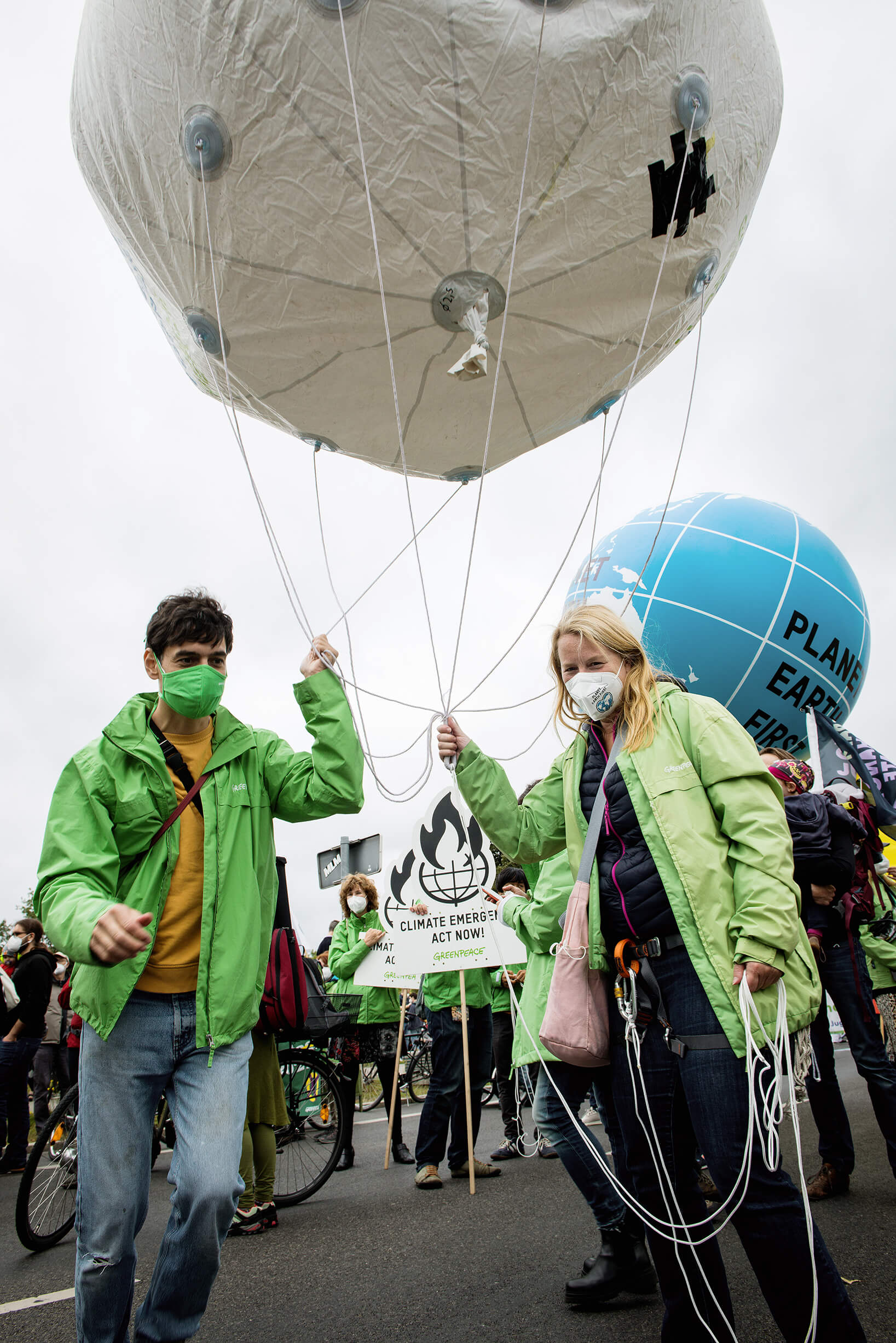 Greenpeace demonstriert auf dem global Climate Strike in Berlin