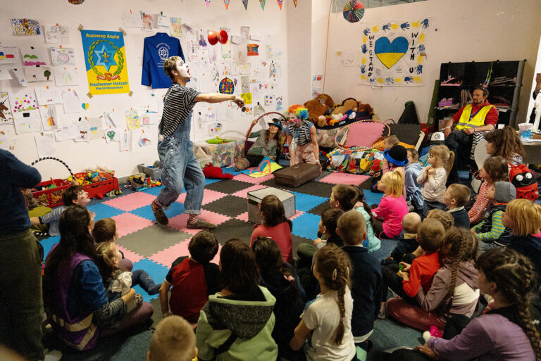 Im Kindergarten, die Show beginnt