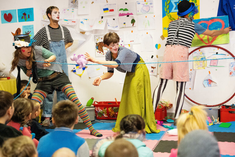Zirkusshow im Kindergarten des Zentrums
