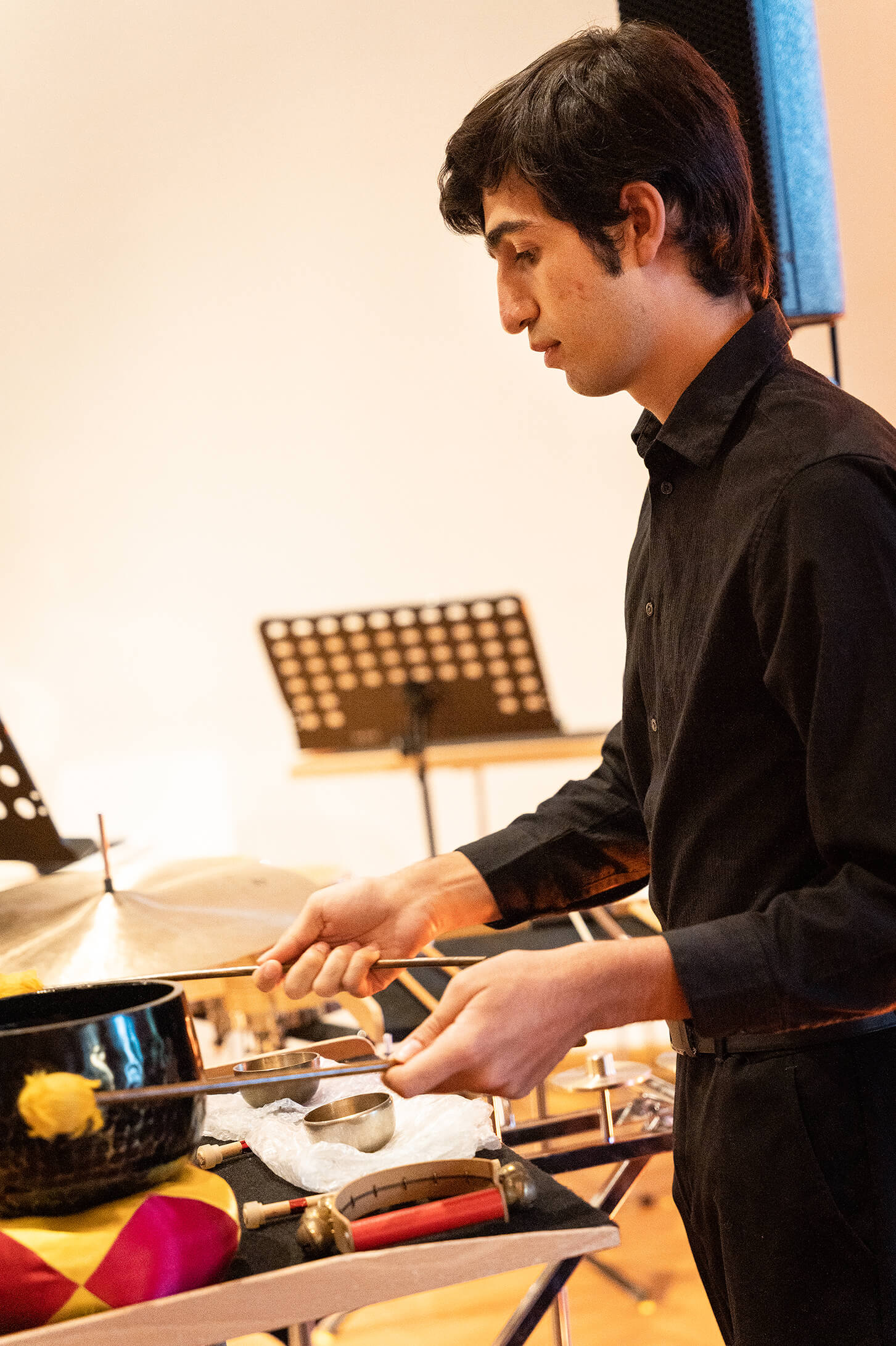 Das Bild zeigt einen jungen Percussionist beim spielen einer Klangschale