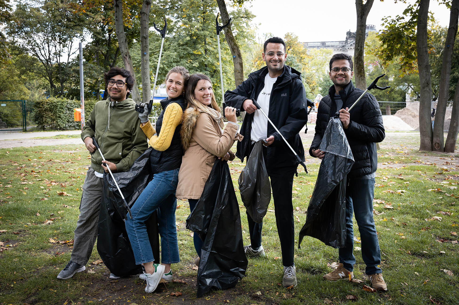 Gruppenfoto von Teilnehmerinnen der Müll sammel Aktion