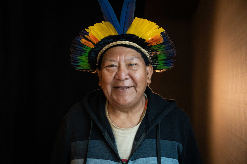 davi kopenawa, schamane der indigenen yanomami im amazonas hat den alternativen nobelpreis für sein buch "holding up the sky" gewonnen