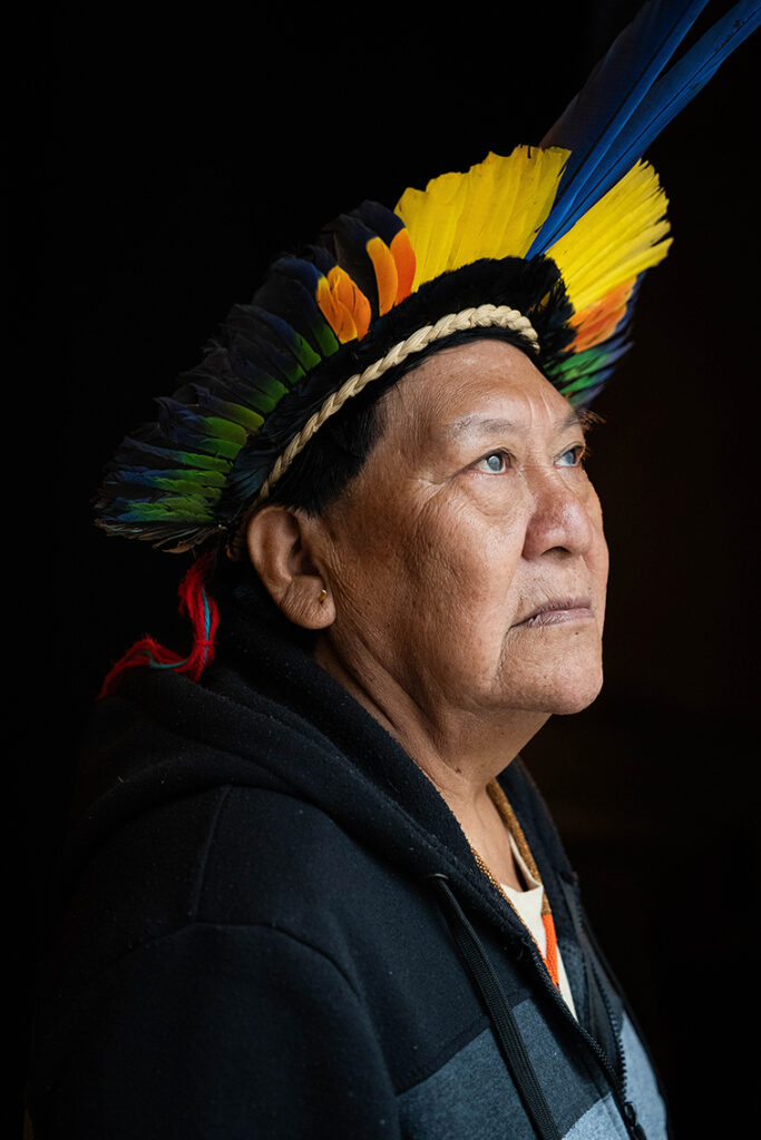 davi kopenawa, schamane der indigenen yanomami im amazonas hat den alternativen nobelpreis für sein buch "holding up the sky" gewonnen