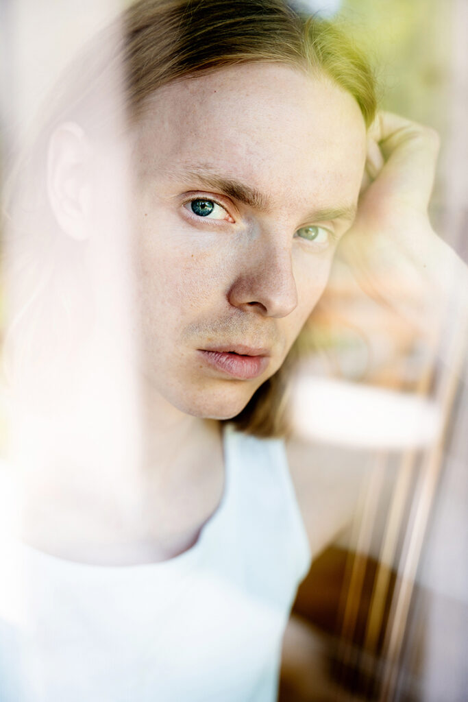 portraits von nklas müller, author von 2 gedichtbänden, zugvögel