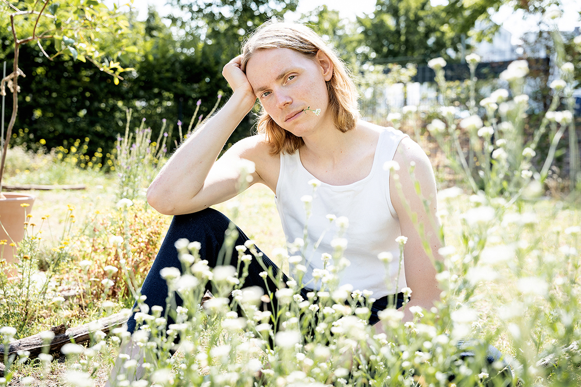 portraits von nklas müller, author von 2 gedichtbänden, zugvögel