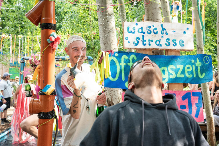 human wasch waterstage wurzelfestival 2024 krachgarten e.v.